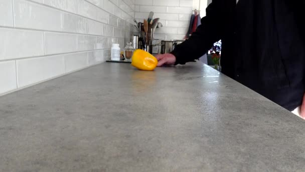 Ein Mann Wischt Eine Küchentheke Herunter — Stockvideo