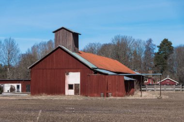 Tortuna, İsveç Kış manzarasında kırmızı bir ahır.