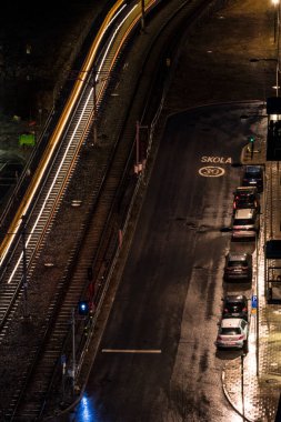 Stockholm, İsveç Gece ve yağmurda bir tramvay Arstadal bölgesinden geçer.