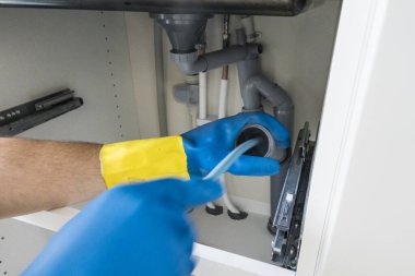 Stockholm, İsveç, bir apartmanda çalışan tesisatçı..