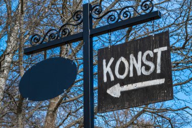 Skultuna, İsveç İsveççe işaret levhası der ki: