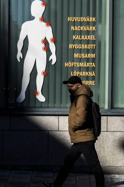 Estocolmo Suecia Una Persona Camina Por Una Ventana Que Anuncia — Foto de Stock