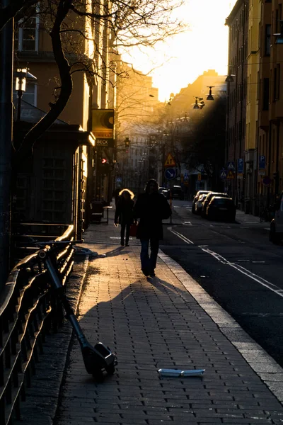 Estocolmo Suecia Una Persona Camina Por Tjarhovsgatan Sol Mañana Temprano —  Fotos de Stock