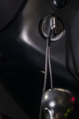 Otomobil ve anahtardaki ateşleme..