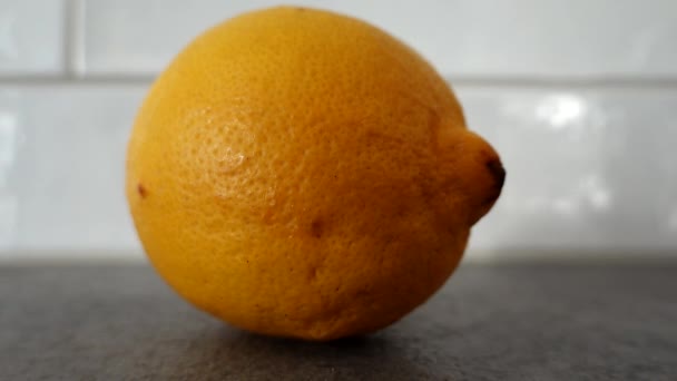 厨房柜台上的柠檬 — 图库视频影像
