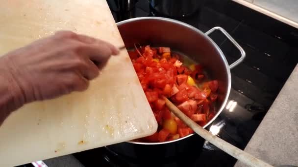 Kvinna Hemma Hugger Tomater För Pastasås — Stockvideo