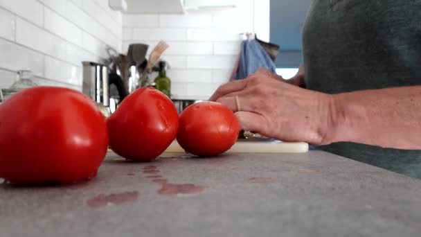 Una Donna Casa Taglia Pomodori Sugo Pasta — Video Stock