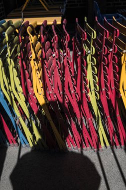 Stockholm, İsveç Bir demet renkli ve katlanmış sandalye.