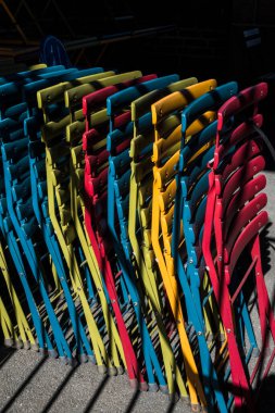 Stockholm, İsveç Bir demet renkli ve katlanmış sandalye.