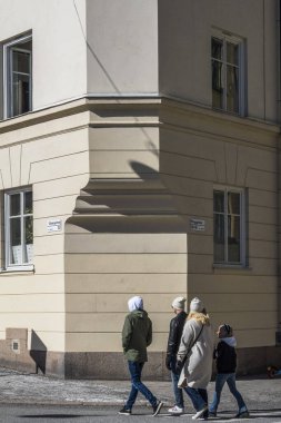 Stockholm, İsveç İnsanlar Skanegatan 'daki eski bir binanın önünden geçiyor.