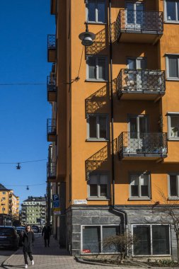 Stockholm, İsveç Bahar güneşinde Pontionjargatan 'da yürüyen bir yaya..