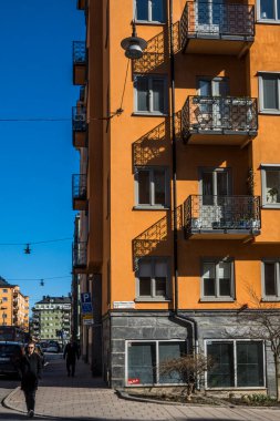 Stockholm, İsveç Bahar güneşinde Pontionjargatan 'da yürüyen bir yaya..