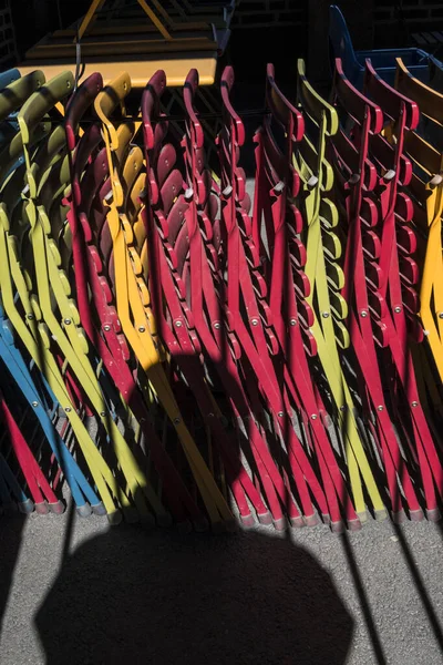 Stockholm, İsveç Bir demet renkli ve katlanmış sandalye.