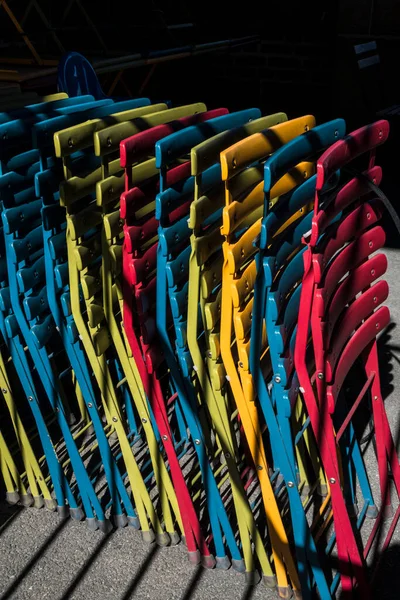 Stockholm, İsveç Bir demet renkli ve katlanmış sandalye.