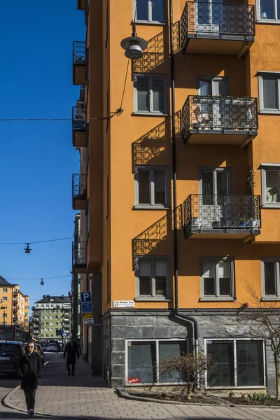 Stockholm, İsveç Bahar güneşinde Pontionjargatan 'da yürüyen bir yaya..