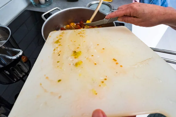 Sebuah Tempat Memasak Cincang Tomat Dalam Menggoreng Panci Fro — Stok Foto