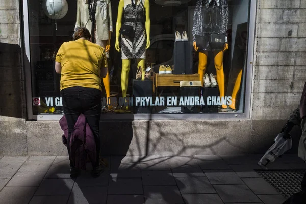瑞典斯德哥尔摩一家二手商店前街上的行人 — 图库照片