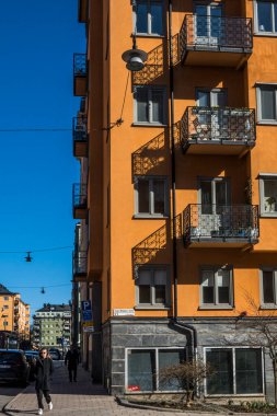 Stockholm, İsveç Bahar güneşinde Pontionjargatan 'da yürüyen bir yaya..