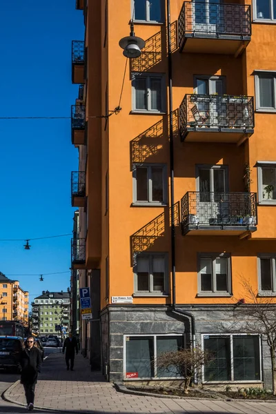 Stockholm, İsveç Bahar güneşinde Pontionjargatan 'da yürüyen bir yaya..