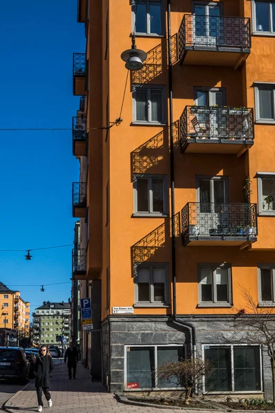 Stockholm, İsveç Bahar güneşinde Pontionjargatan 'da yürüyen bir yaya..