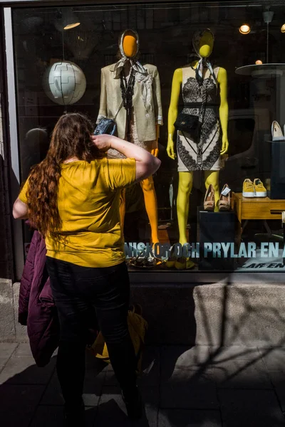 瑞典斯德哥尔摩一家二手商店前街上的行人 — 图库照片