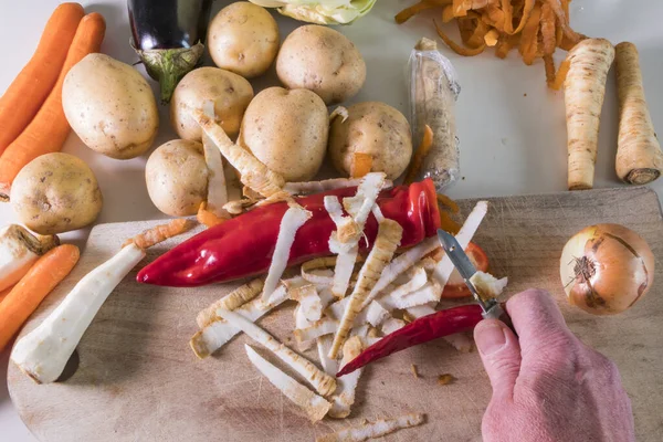 Geschilde Groenten Een Houten Plank Een Keuken — Stockfoto