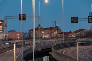 Stockholm, İsveç trafiği şafakta E4 otoyolunda.
