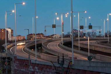 Stockholm, İsveç trafiği şafakta E4 otoyolunda.