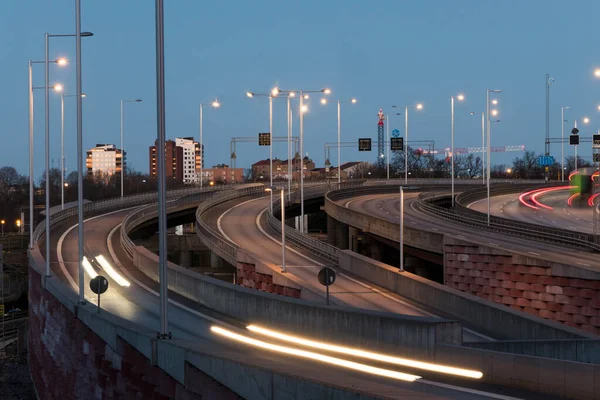 Stockholm, İsveç trafiği şafakta E4 otoyolunda.