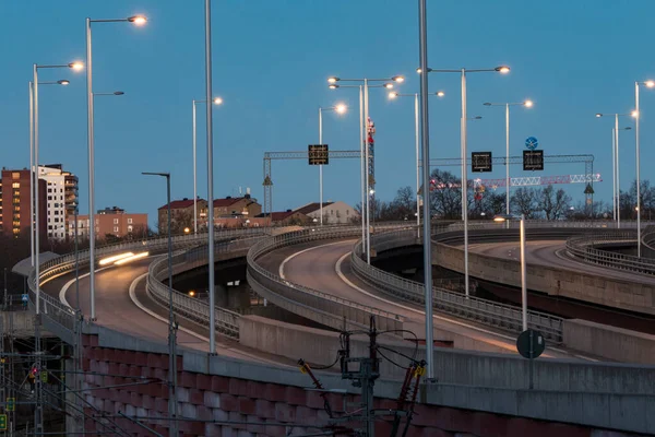 Stockholm, İsveç trafiği şafakta E4 otoyolunda.