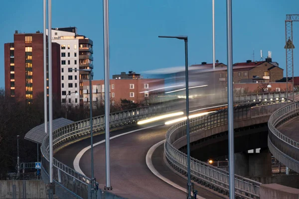 Stockholm, İsveç trafiği şafakta E4 otoyolunda.