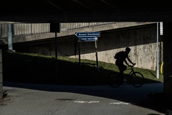 Sztokholm Szwecja Rowerzysta Ścieżce Rowerowej Tunelu Znakiem Sztokholmskim — Zdjęcie stockowe