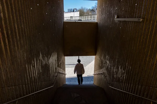 Stockholm, İsveç Ragsved bölgesinde genç bir adam merdivenlerden iniyor..