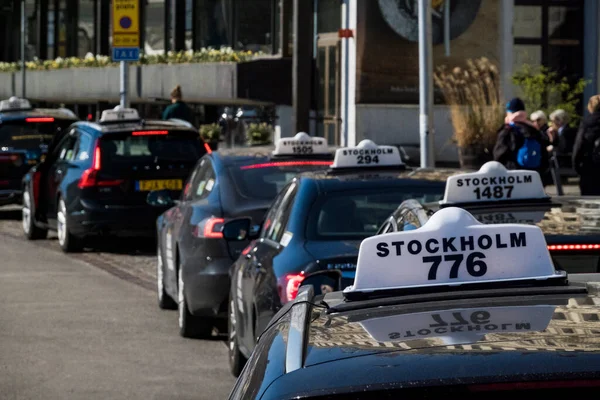 Stockholm, İsveç Grand Hotel 'in dışında bir sıra taksi.