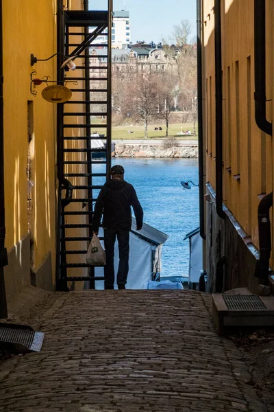 Stockholm Sweden Man Walks Back Alley Historic Skeppsholmen Island — Foto de Stock