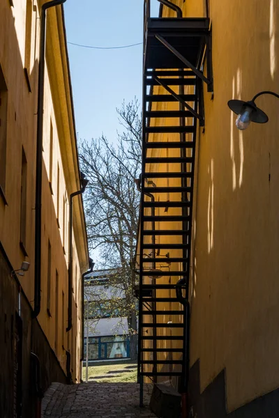 瑞典斯德哥尔摩历史上著名的Skeppsholmen岛上的一条小巷 — 图库照片