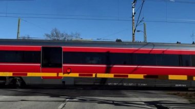 Vanersborg, İsveç Yolcu treni kapalı bir yolda hızla geçiyor. 