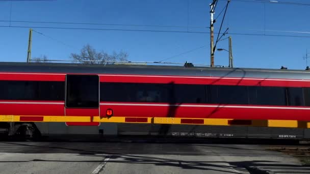 Vanersborg Schweden Ein Personenzug Rast Einem Geschlossenen Straßenübergang Vorbei — Stockvideo