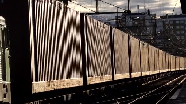 Karlstad Zweden Een Goederentrein Rolt Bij Zonsondergang Het Centraal Station — Stockvideo