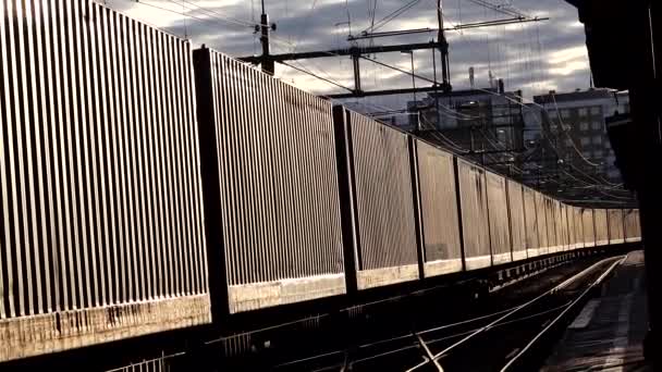Karlstad Schweden Ein Güterzug Rollt Bei Sonnenuntergang Den Hauptbahnhof Ein — Stockvideo