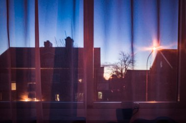 Vanersborg, İsveç Geceleri bir otel odasının pencere eşiğinde bir kahve fincanı.
