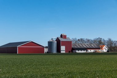 Vanersborg, İsveç 22 Nisan 2022 İsveç Baharda bir İsveç çiftliği ve manzarası.