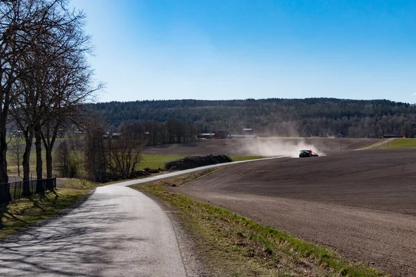 Ekholmen Sweden Tractor Plows Field Spring — стокове фото