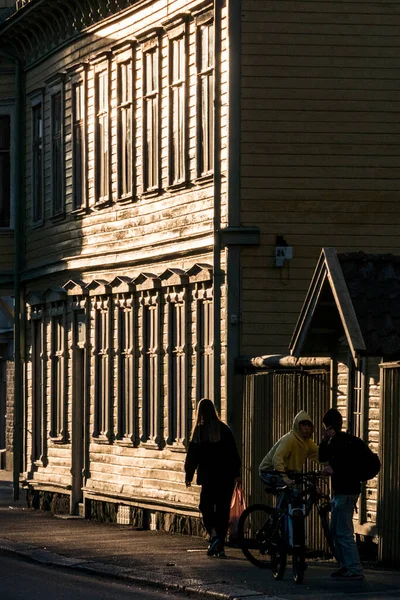 Vanersborg Sweden Woman Walks Setting Sun Back Street Facade Old — Foto Stock