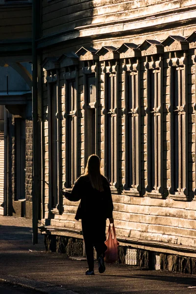 Vanersborg Sweden Woman Walks Setting Sun Back Street Facade Old — 스톡 사진
