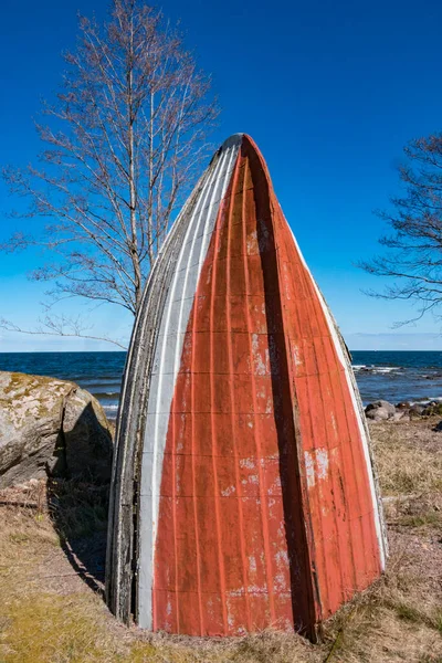 スウェーデンのヴァナースボーヴァナーン湖のホルテン ファー灯台で流されていた古い木製のボート — ストック写真