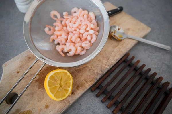 Rinsed Small Shrimp Colander Board Lemon — Fotografia de Stock