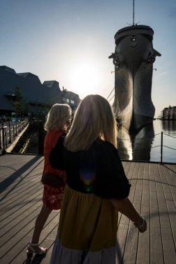 USS Wisconsin 'den geçen Norfolk, Virginia, ABD' li Kadınlar.