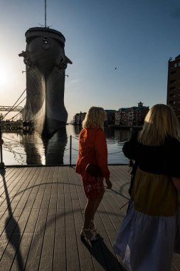 USS Wisconsin 'den geçen Norfolk, Virginia, ABD' li Kadınlar.