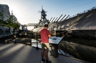 Norfolk, Virginia ABD. USS Wisconsin 'de tarihi bir plakete bakan bir adam var..